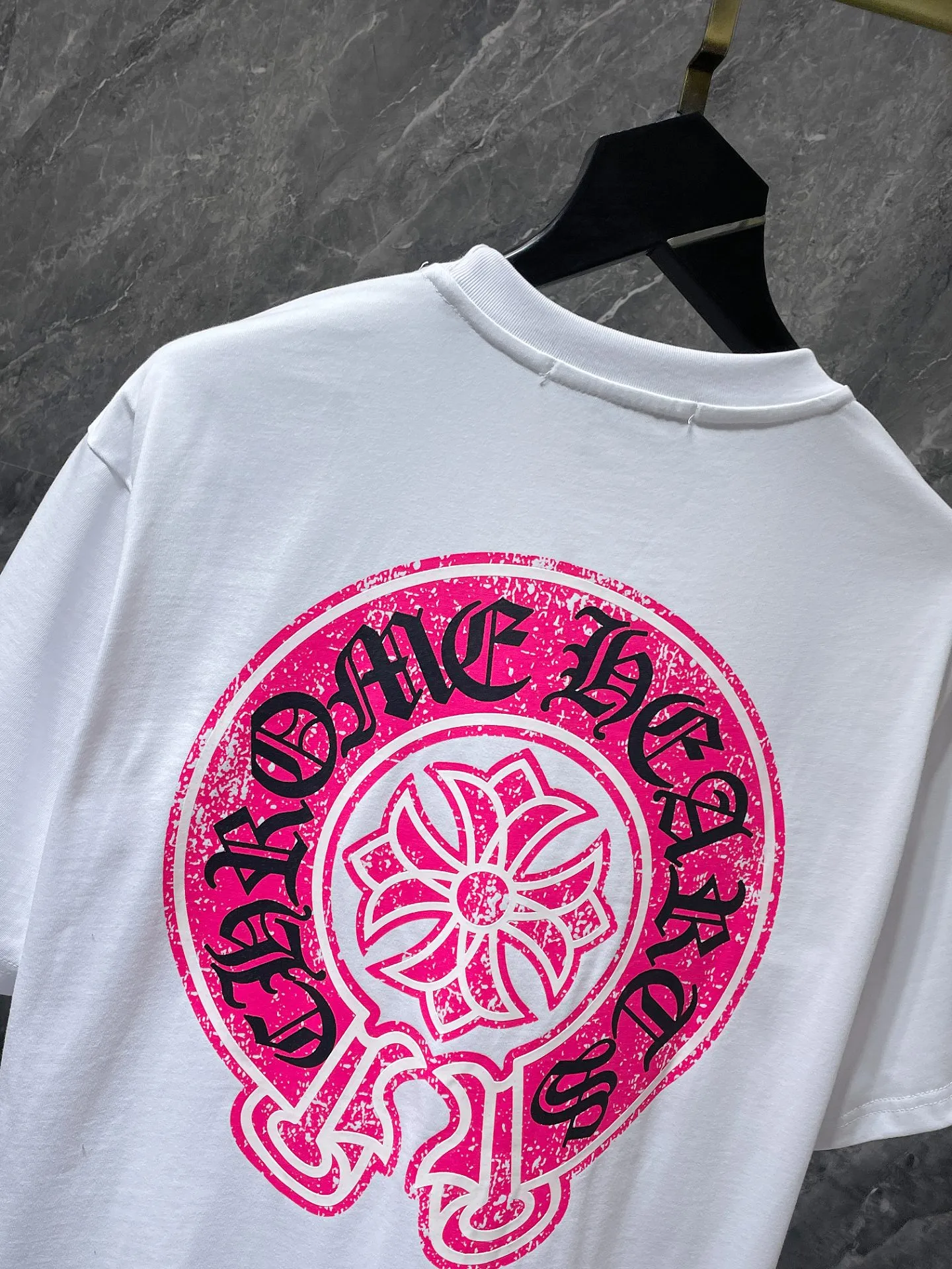 P144 New Chrome Hearts 25ss luminous version for summer! High-weight, environmentally friendly and high-quality top-quality fabric 260g~270g Crow distressed cross luminous short-sleeves. Counter synchronization. Re-engraved version 1:1. Recommended color: black, white. Size: S, M, L, XL.